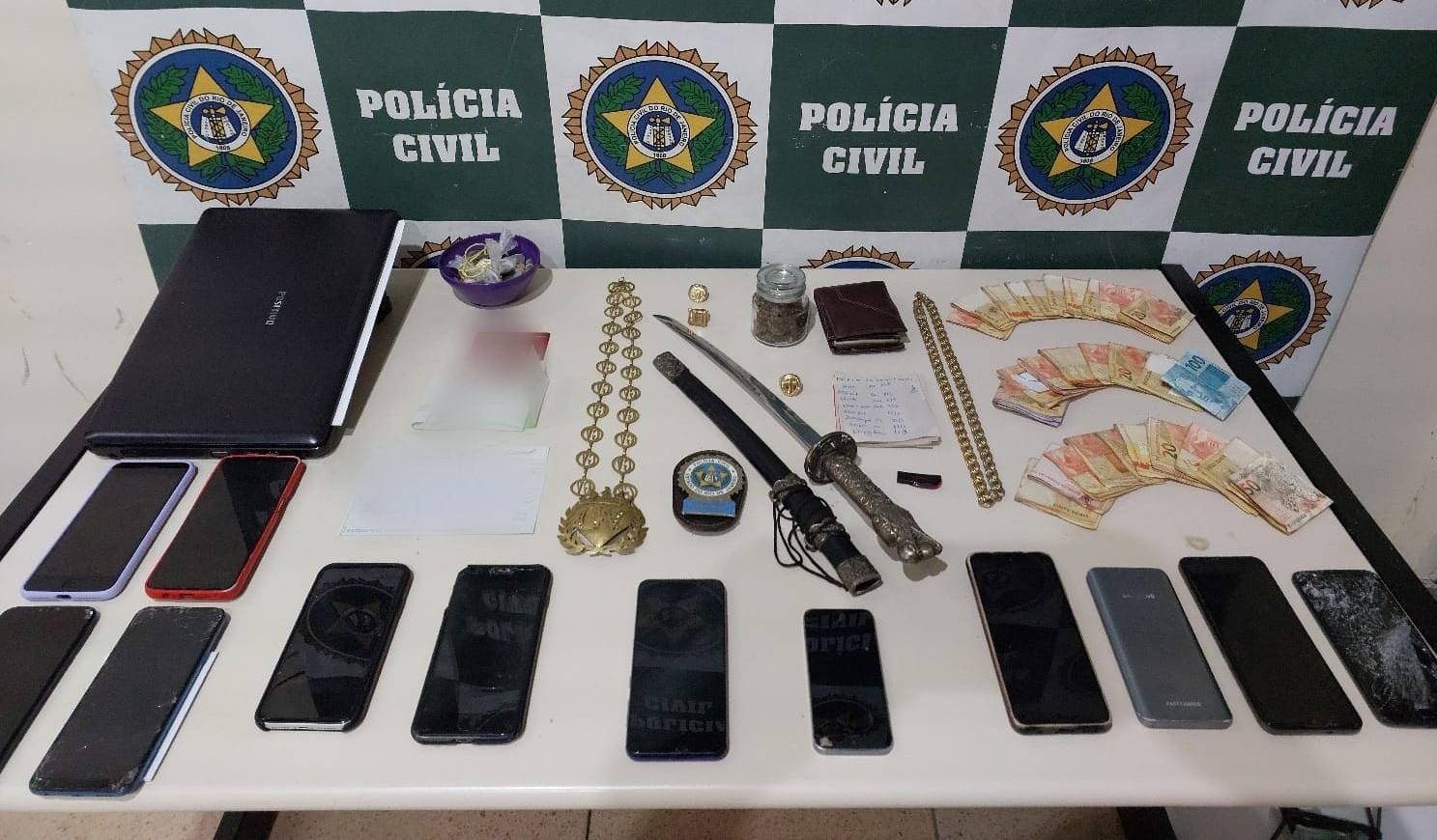 Polícia prende três jovens e apreende adolescente suspeitos de matar desafeto a pauladas em Barra do Piraí