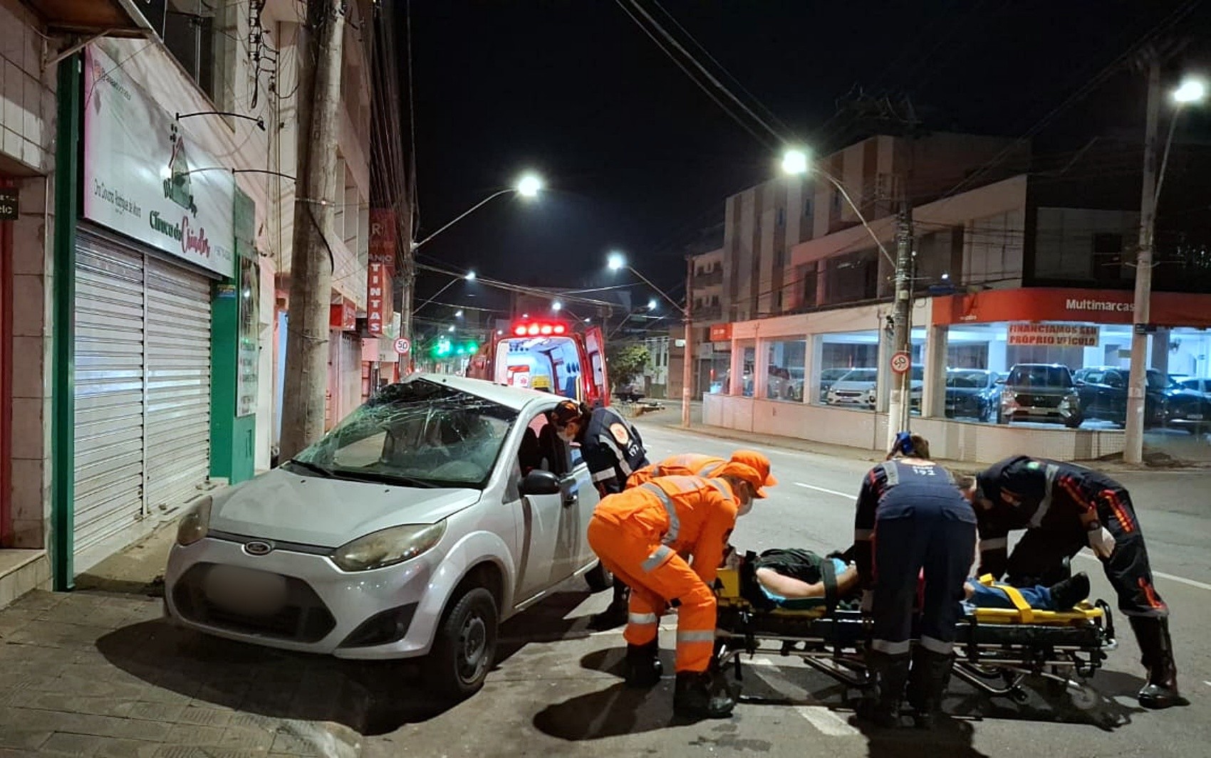 Motorista fica ferido após carro bater em poste durante a madrugada em Varginha; veja outras ocorrências