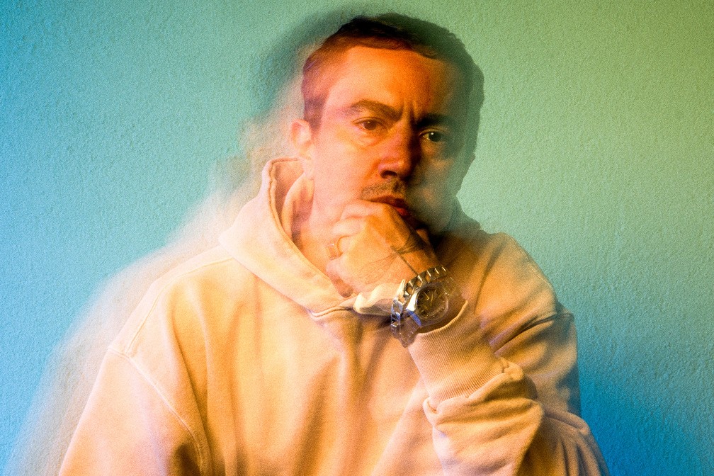 Pupillo costura referências pernambucanas, como a Banda de Pífanos de Caruaru e a percussão de Naná Vasconcelos (1944 – 2016), ao longo das 12 faixas do álbum — Foto: Fred Siewerdt / Divulgação