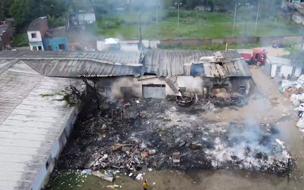 Incêndio atinge Central de Triagem da Coleta Seletiva no sul da Bahia — Foto: Arquivo Pessoal/Tales Drone