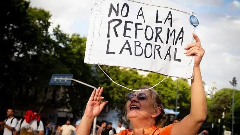 Enquanto Brasil discute fim da escala 6x1, Argentina vai na contramão do mundo com reforma que retira direitos e permite jornada de até 12 horas por dia