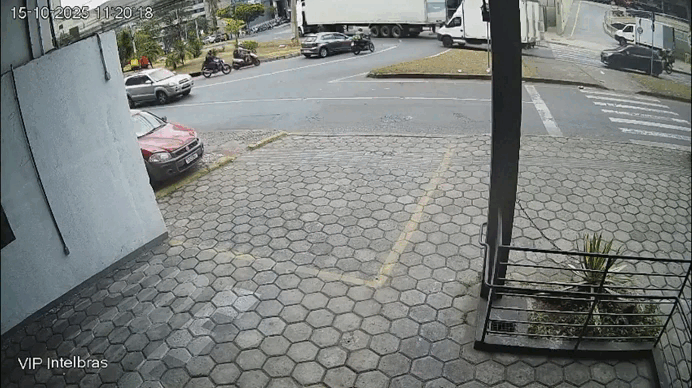 Vídeo mostra caminhão arrastando fios e derrubando 3 postes em BH