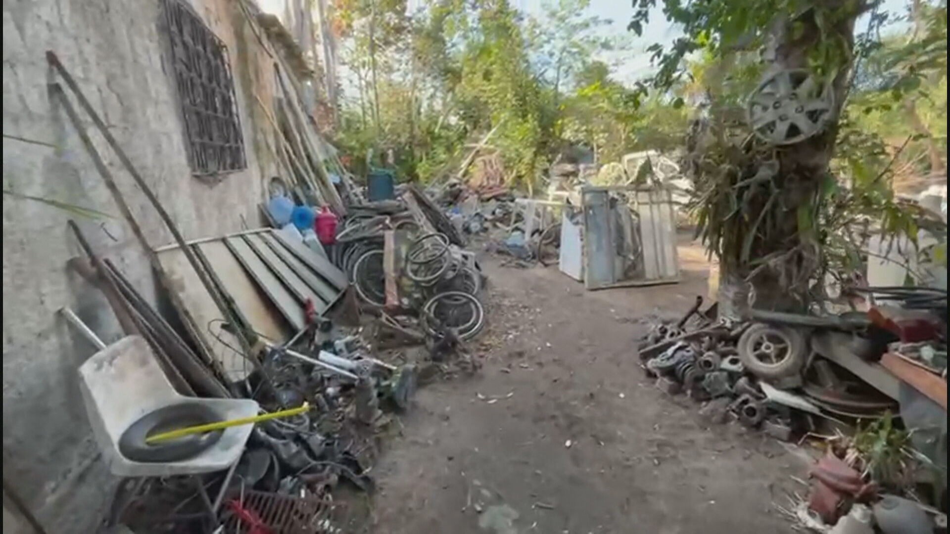 Ferro-velho clandestino com trilhos de trem e tubos de petróleo é descoberto em Duque de Caxias