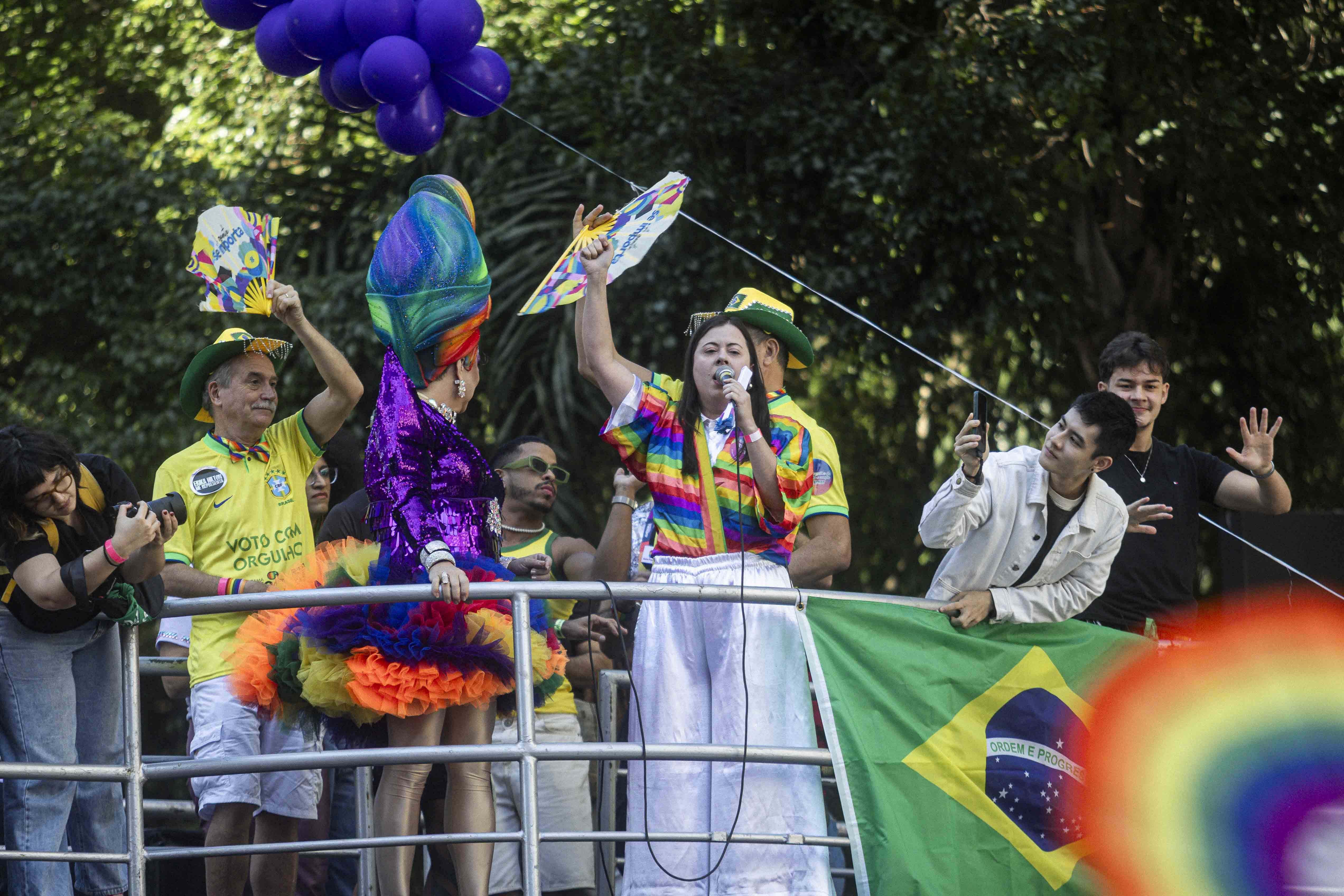 Erika Hilton, Sâmia Bomfim, Eduardo Suplicy e Guilherme Cortez participam de Parada LGBT+ em SP