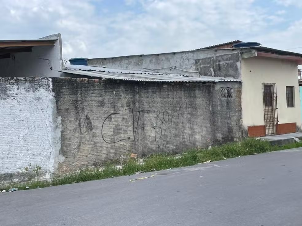Rua com muro pixado que indica a presença do CV em Manaus — Foto: Divulgação