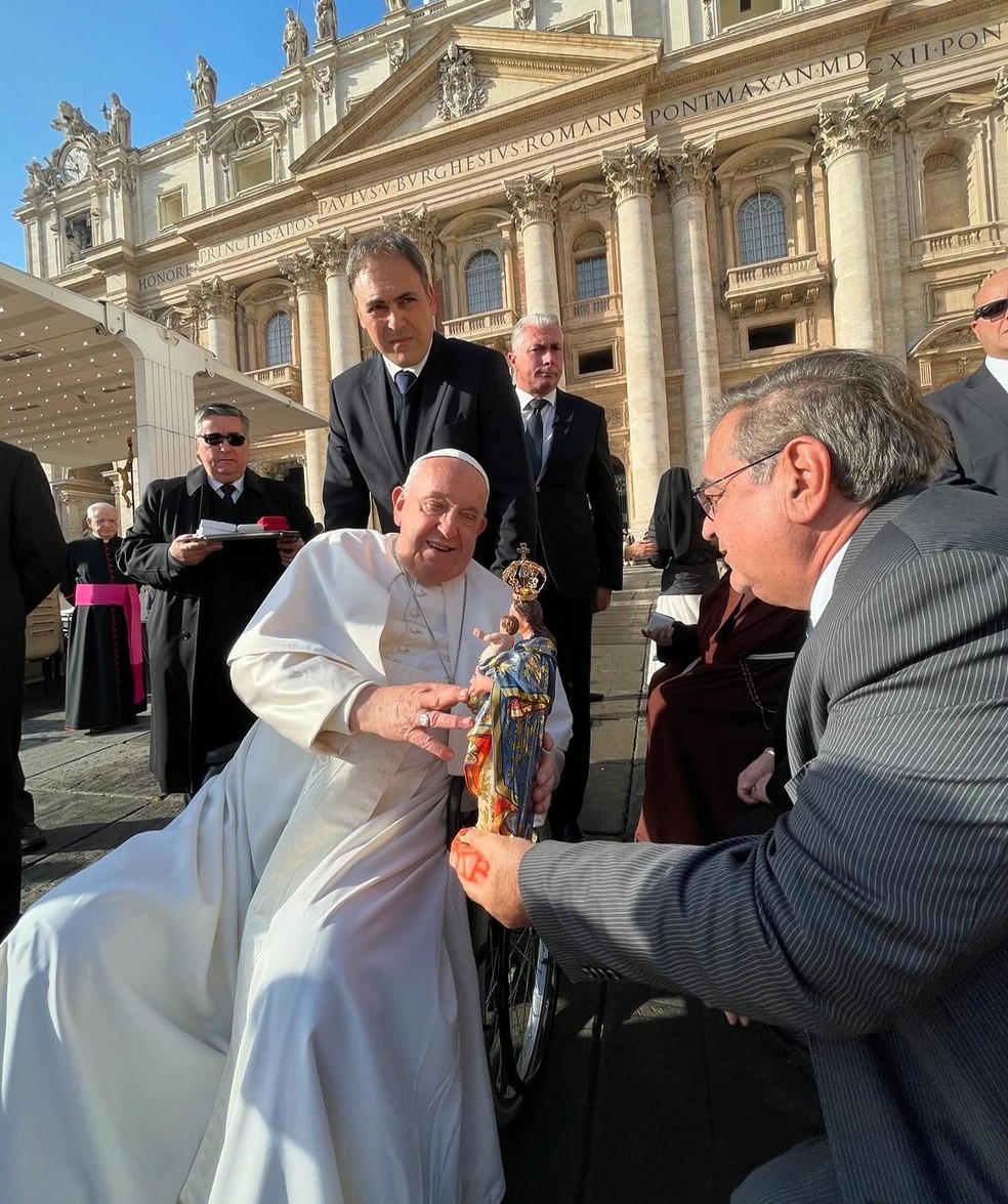 Prefeito de Natal entrega imagem da padroeira da cidade, produzida por artista potiguar, ao Papa Francisco — Foto: Reprodução/Redes sociais
