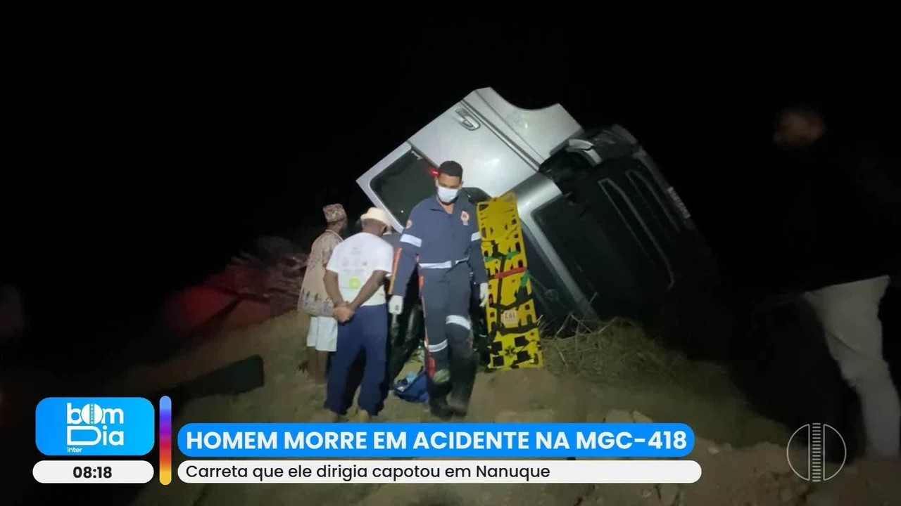 Motorista morre após carreta carregada com MDF capotar na MGC-418, em Nanuque