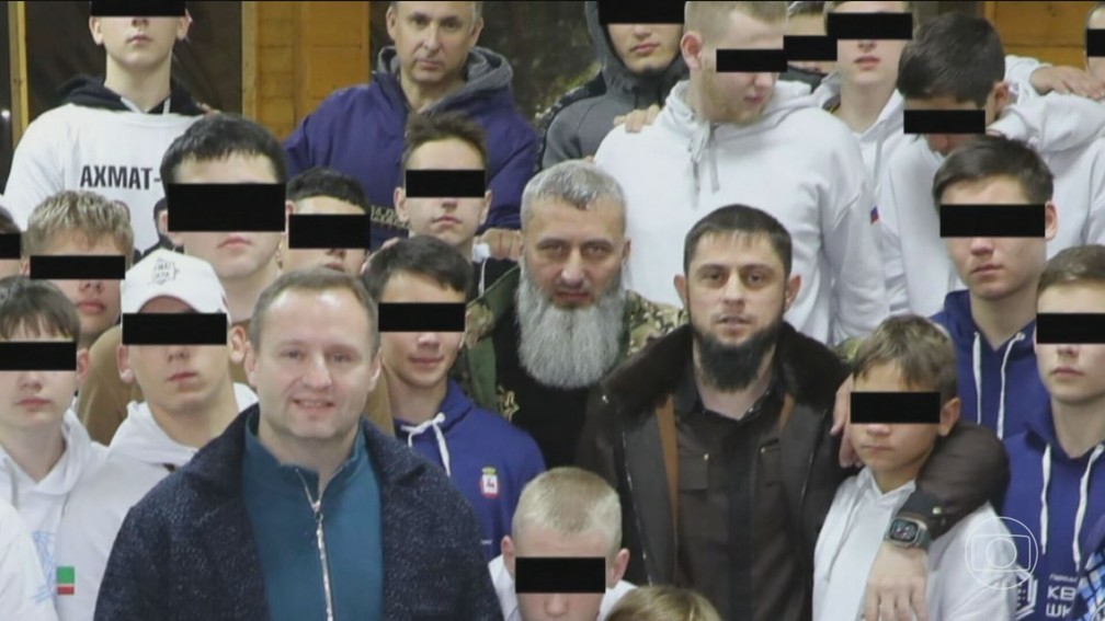 Fotos mostram jovens ucranianos com russos e chechenos — Foto: JN