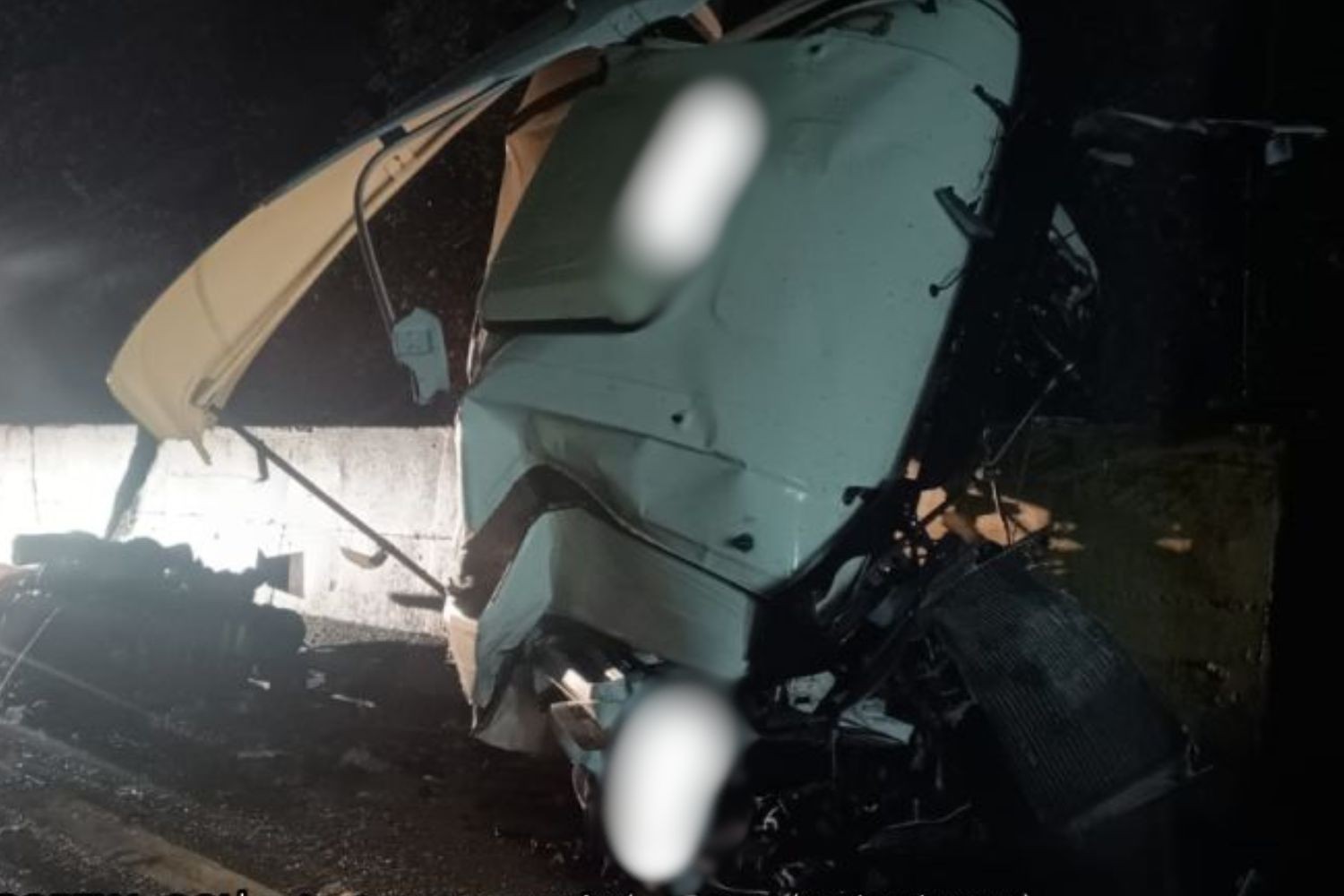 Carga cai em ribanceira após colisão entre três carretas na rodovia Anchieta, SP