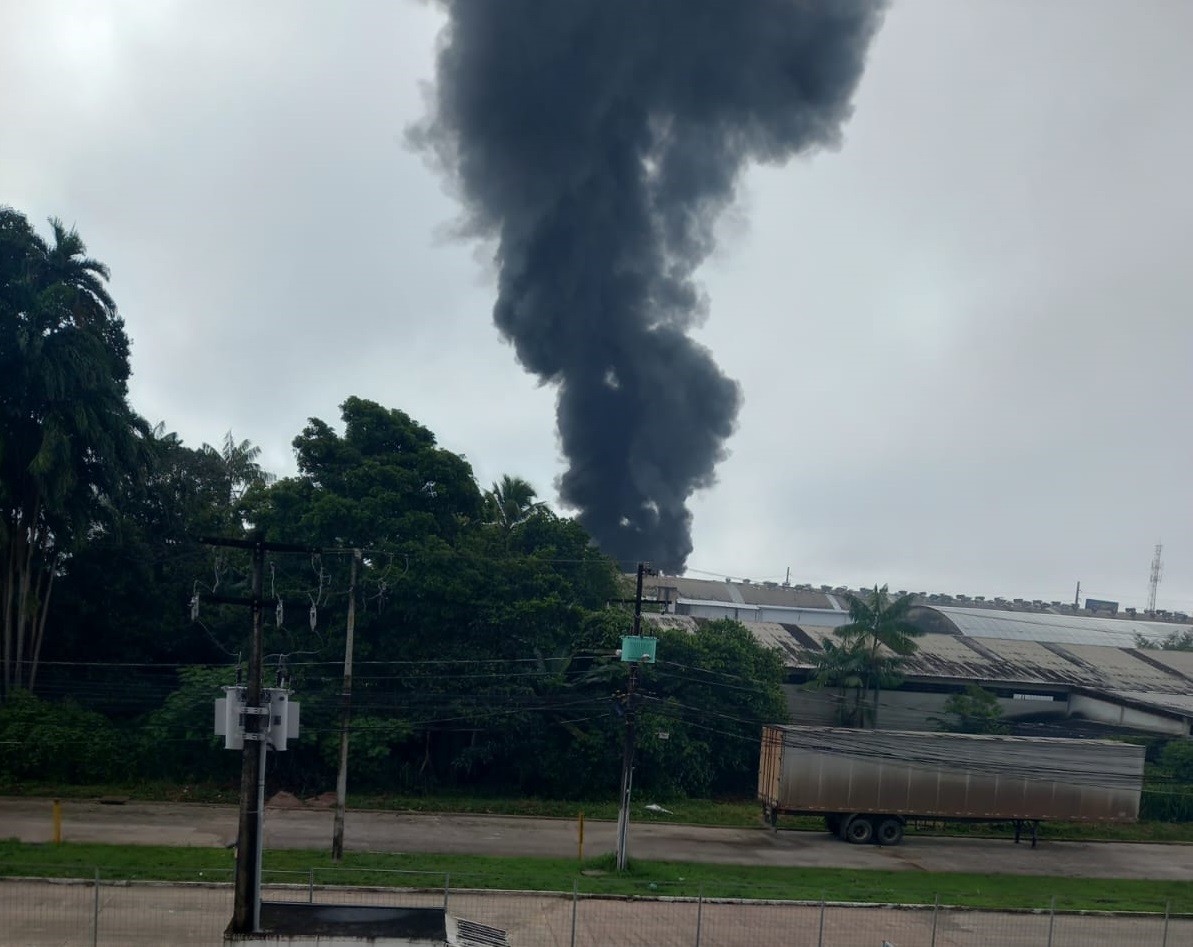 Incêndio atinge área atrás de clínica particular em Ananindeua, no Pará