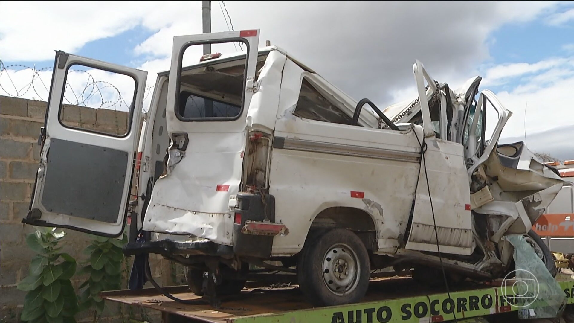 Batida de carreta e van deixa mortos e feridos em Minas Gerais