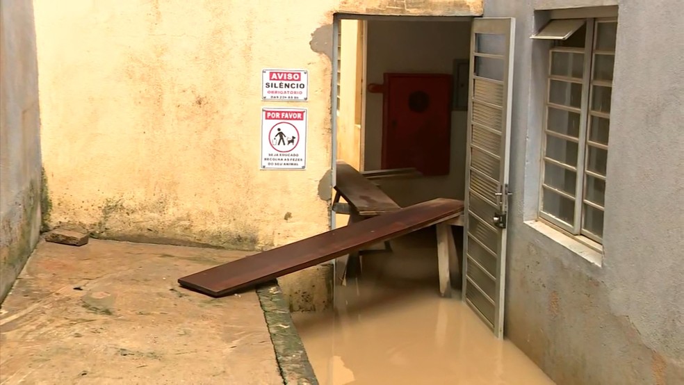 No Jardim São Bom Jesus, em Monte Mor, moradores colocaram tábuas para sair de prédio após alagamento — Foto: Reprodução/EPTV