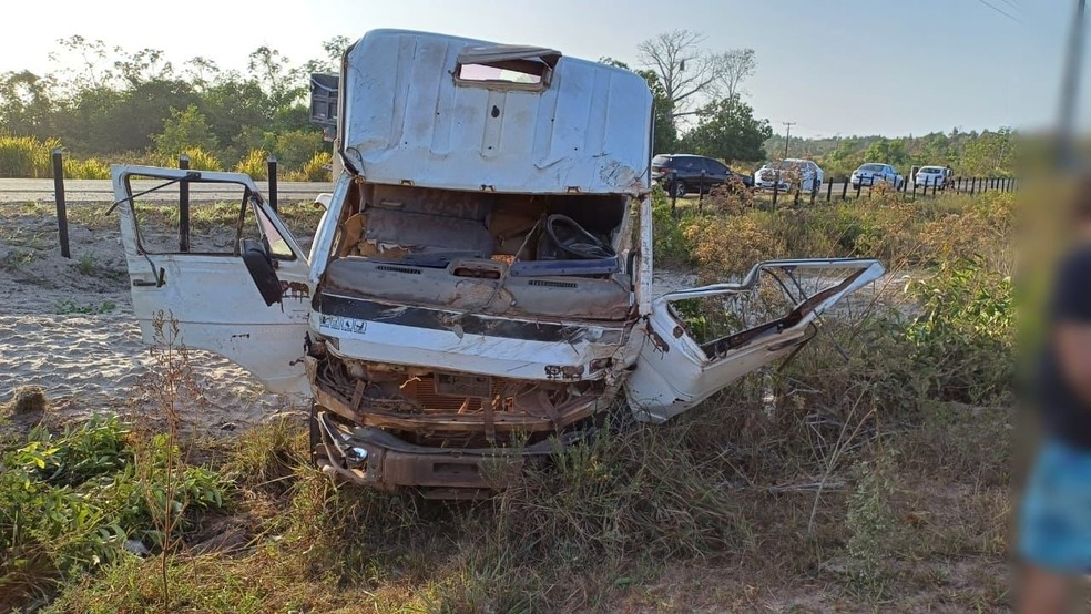 Uma caçamba carregada com areia não conseguiu desviar a tempo e acabou passando por cima da moto. — Foto: Reprodução/Polícia Rodoviária Federal