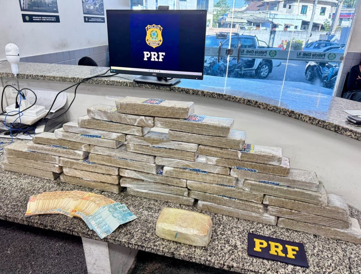 Drogas escondidas em caixa de presente são apreendidas pela PRF na BR-101, em Campos