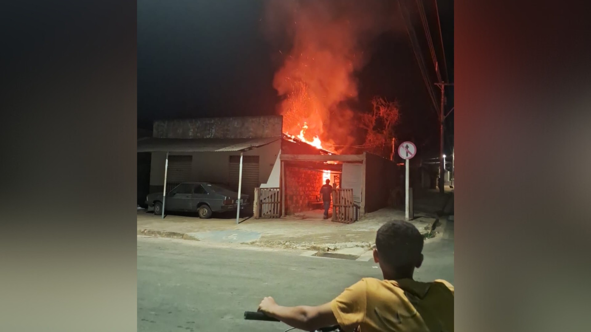 Moradora provoca incêndio residencial ao usar isqueiro para procurar objeto debaixo da cama em MG