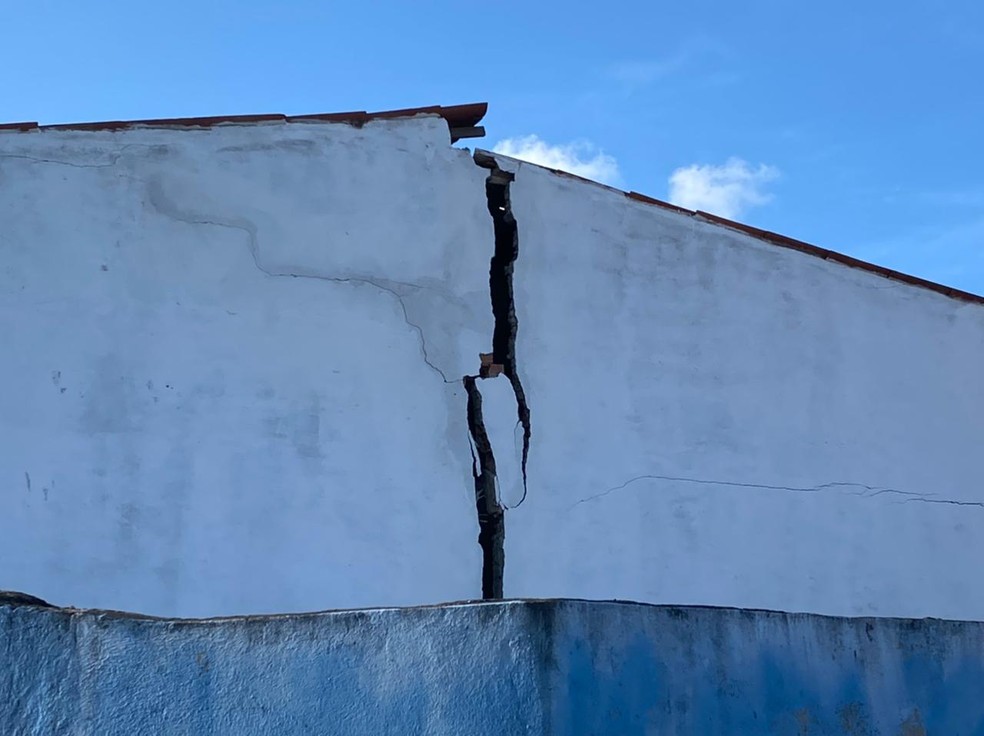 Vários imóveis tiveram rachaduras no distrito de Jamacaru, em Missão Velha — Foto: Edson Freitas/SVM