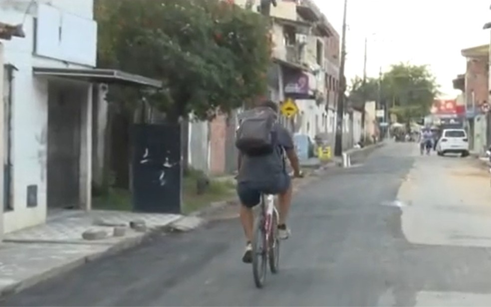 Jovem ia de bicicleta para a biblioteca — Foto: TV Subaé