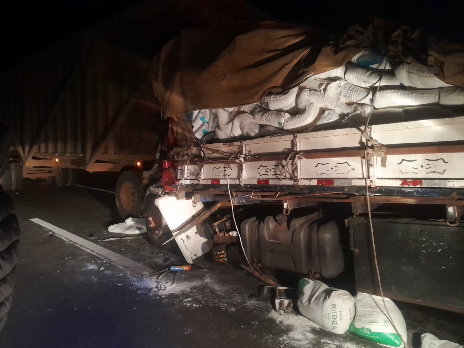 Caminhoneiro morre ao ter traseira de veículo atingida por outro caminhão em Santa Adélia