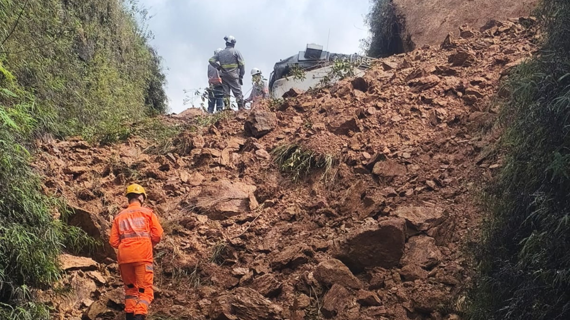 Trem descarrila após deslizamento de terra atingir linha férrea em MG