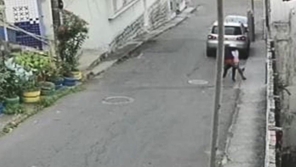 Vítima foi encontrada por vizinhos caída no chão  — Foto: Reprodução/TV Gazeta