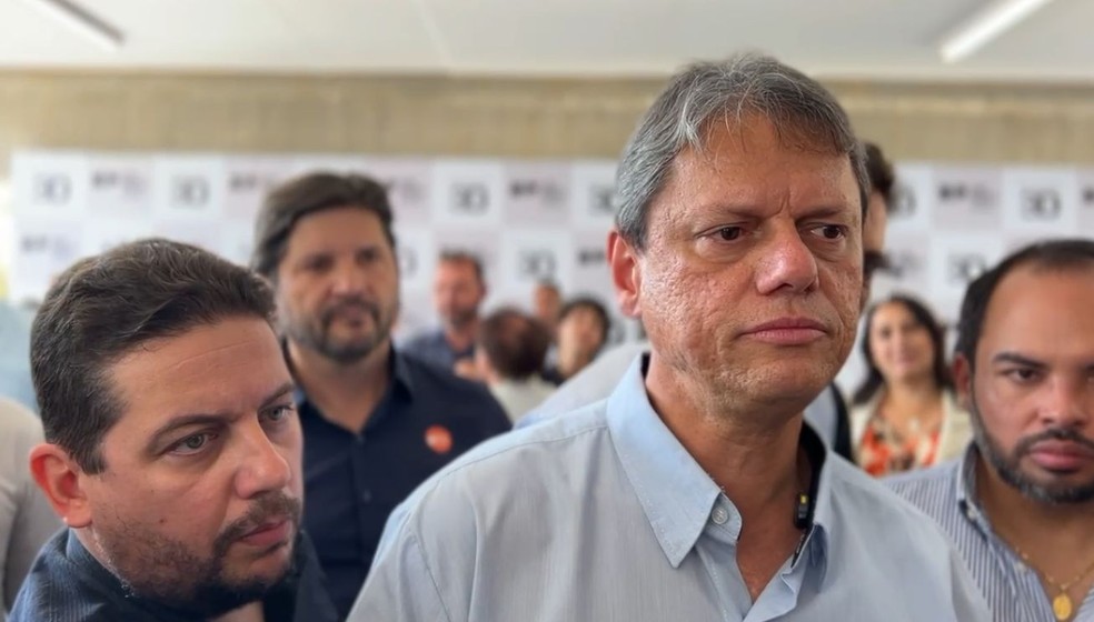 Tarcísio se diz preocupado com pessoas virarem alvo de investigações judiciais por 'simplesmente fazerem críticas' — Foto: Filipe Zampoli/ TV TEM
