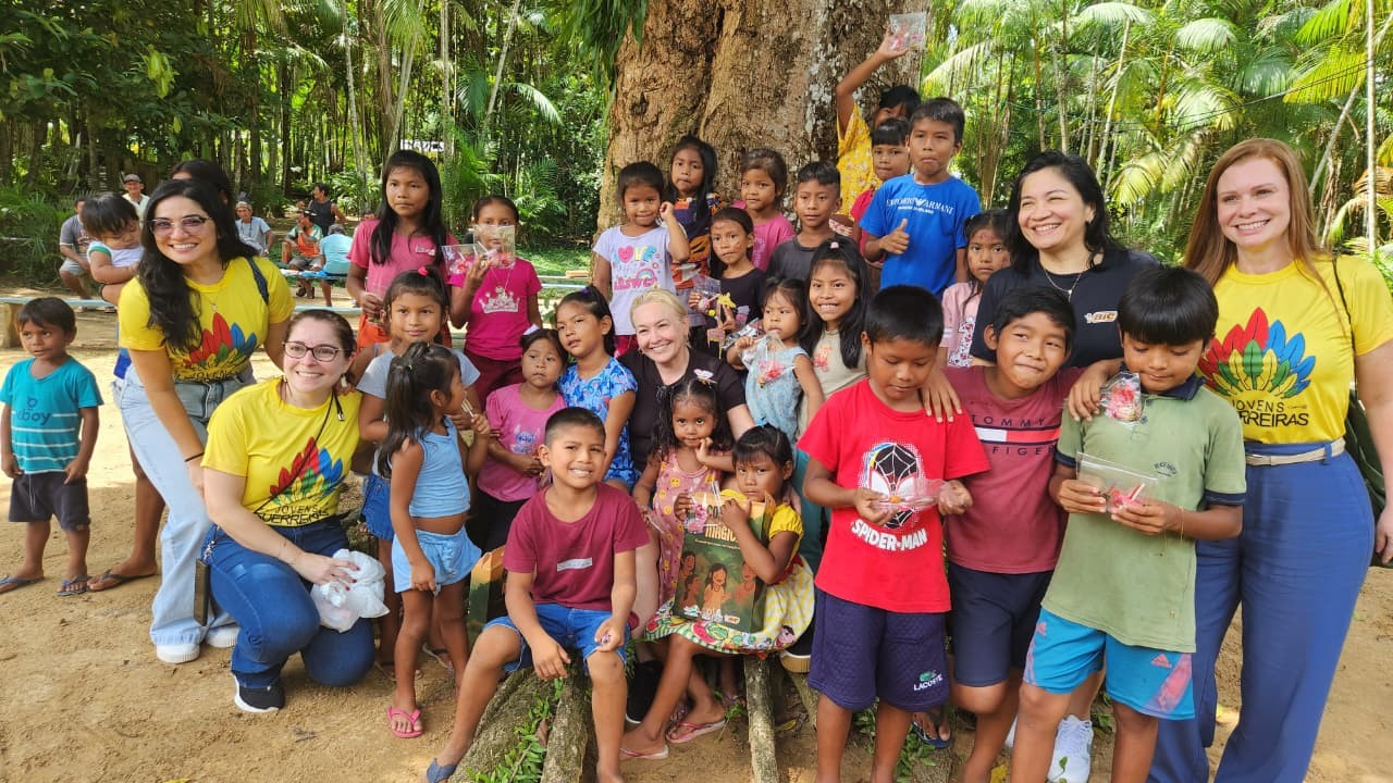 Crianças indígenas da etnia Duraca recebem livros com histórias e saberes da própria cultura no Amazonas