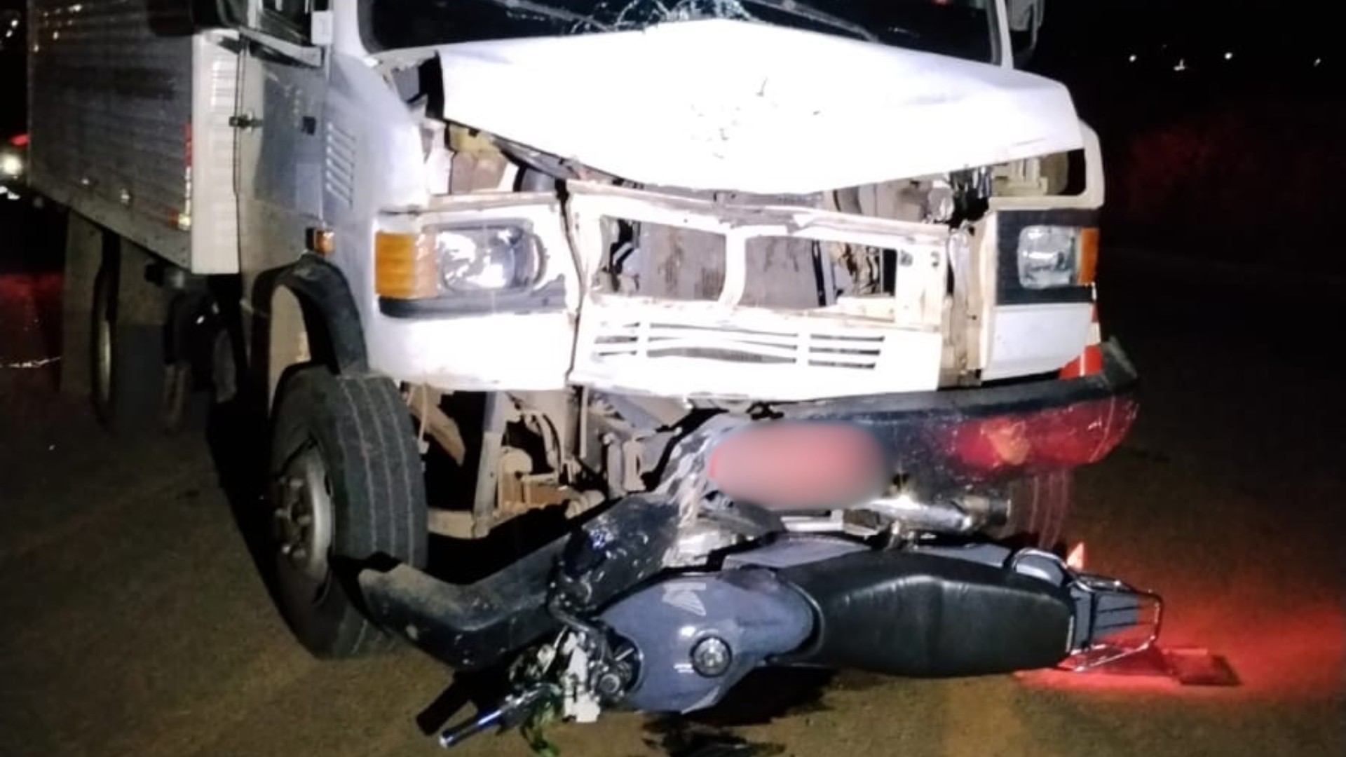 Motociclista inabilitado morre após perder controle em curva e bater de frente com caminhão em Romaria