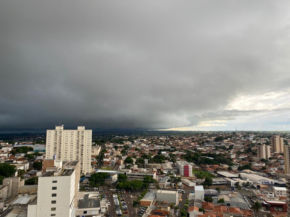 4 de 4
Em emerg&ecirc;ncia, a orienta&ccedil;&atilde;o em todas as cidades &eacute; procurar abrigo seguro, evitar &aacute;reas alagadas e acionar o Corpo de Bombeiros no 193. &mdash; Foto: Beatriz Jarins/g1