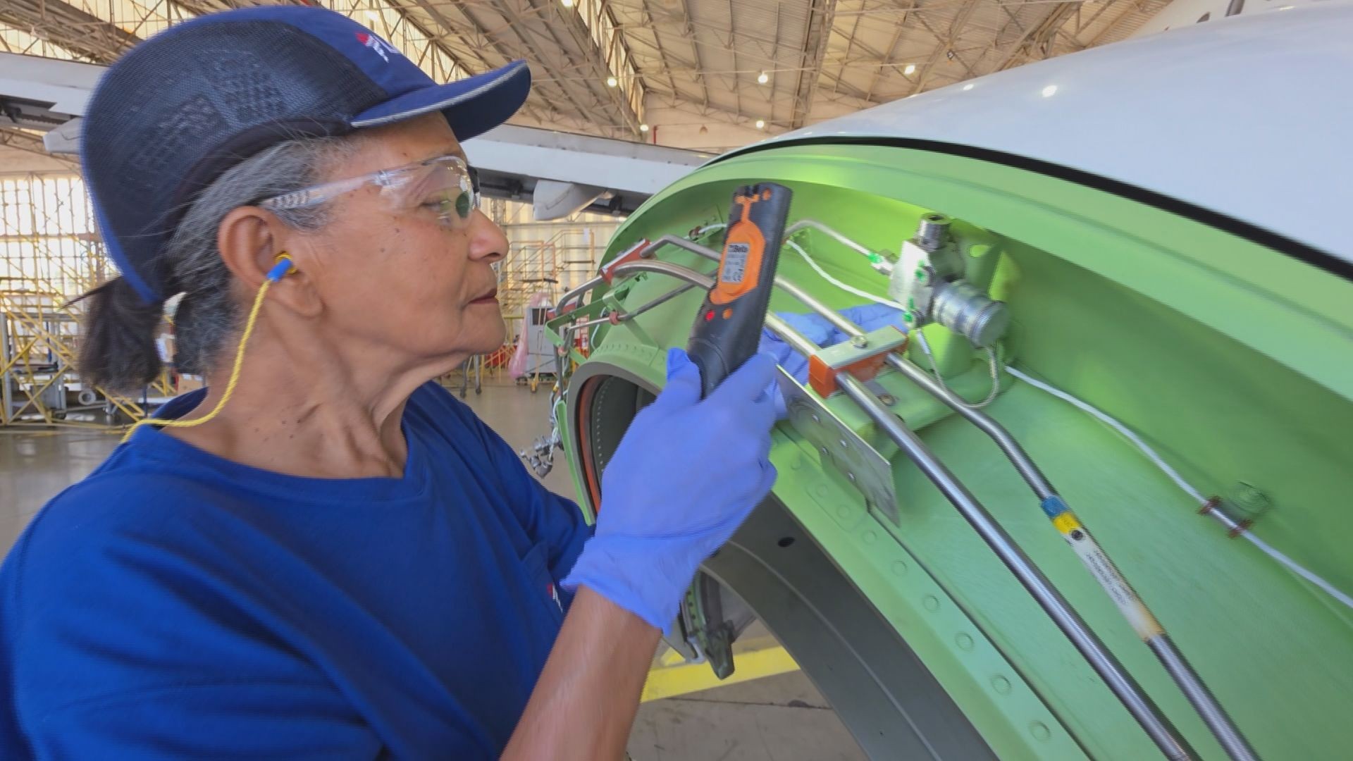 Mulher de 73 anos realiza sonho de infância e faz manutenção de aviões no interior de SP