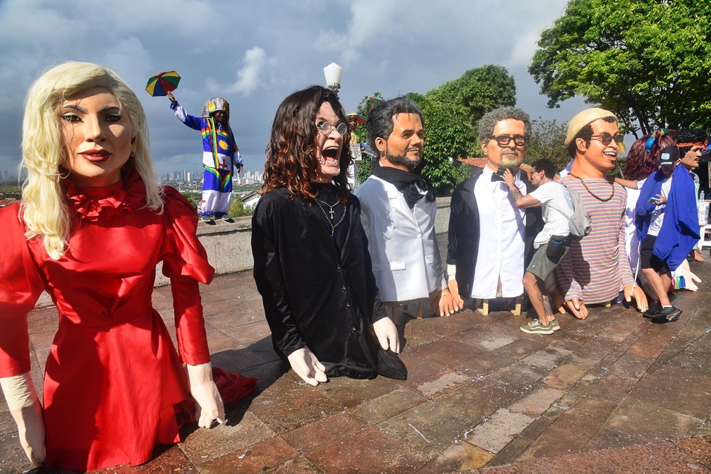 Encontro de bonecos gigantes em Olinda, nesta segunda (16) — Foto: Leo Caldas/g1