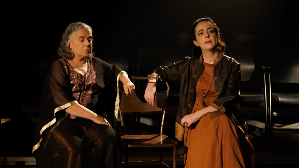 A menina escorrendo dos olhos da m&atilde;e &mdash; Foto: Nil Canin&eacute;