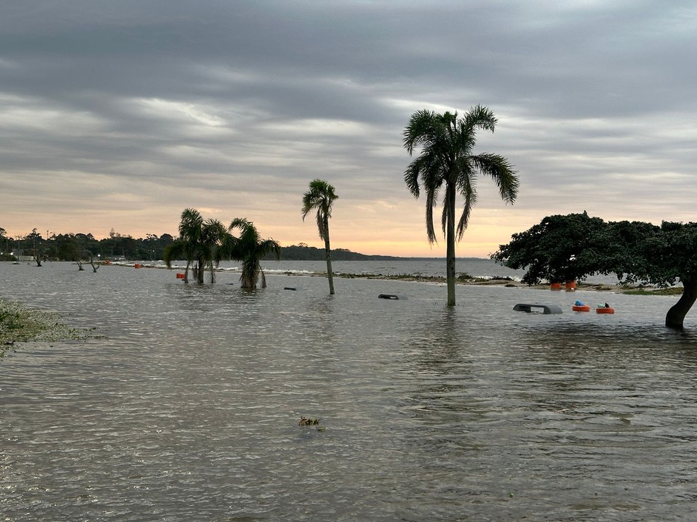 Praia do Laranjal, em Pelotas, alagada após Lagoa dos Patos transbordar — Foto: Isa Severo/RBS TV