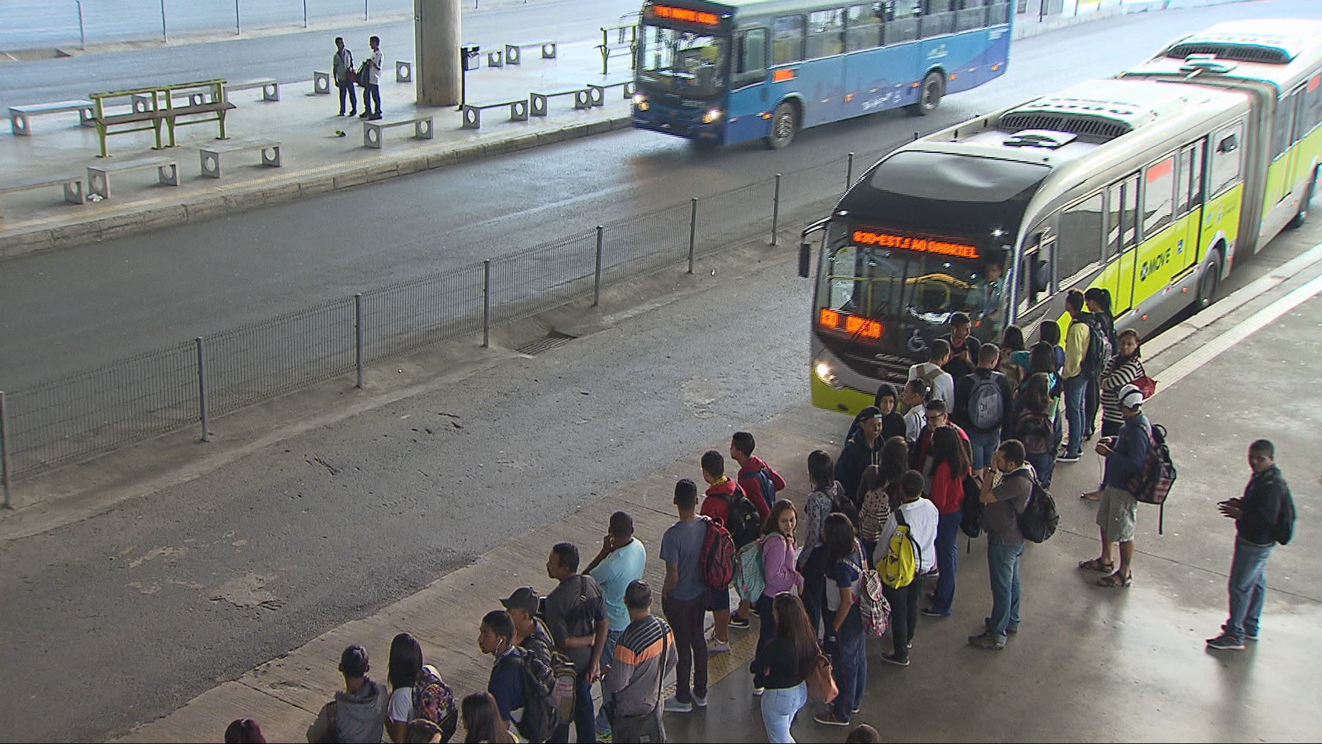 Mulher tem parte do dedo arrancado em estação de ônibus de BH, não percebe e segue viagem