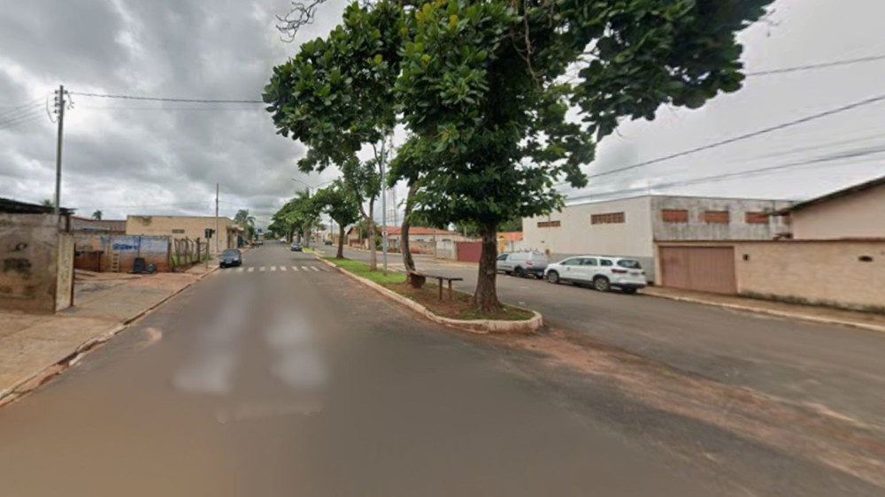 Homem corre em chamas por avenida após mulher jogar álcool e atear fogo nele em MG