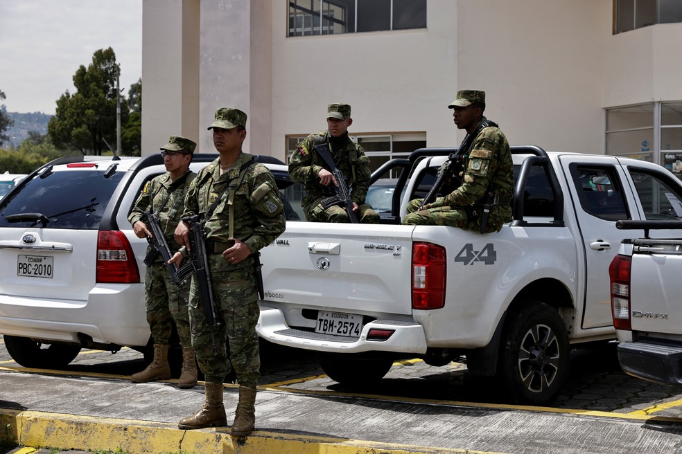 Militares na véspera da eleição presidencial no Equador — Foto: Karen Toro/Reuters