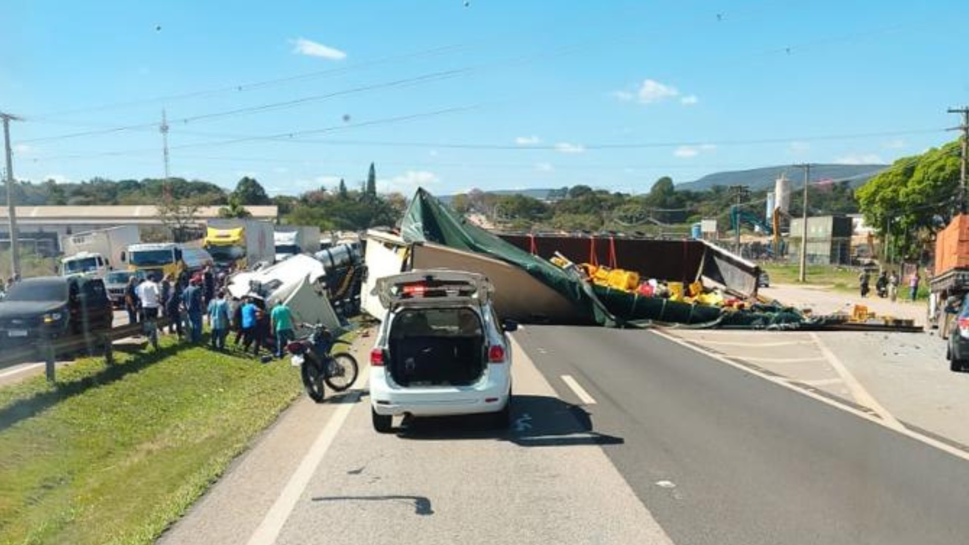 Carreta tomba, atinge moto e carro e deixa um morto na Rodovia Marechal Rondon em Cabreúva