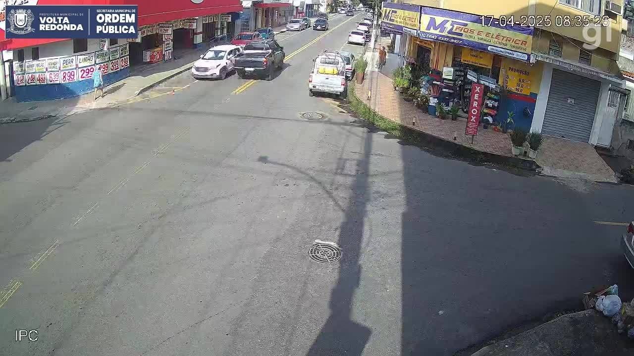 VÍDEO: MOTORISTA BATE COM CAMINHONETE EM TRÊS CARROS EM VOLTA REDONDA