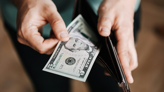 Dólar sobe e bate R$ 5,86, com fiscal e juros no radar; Ibovespa cai