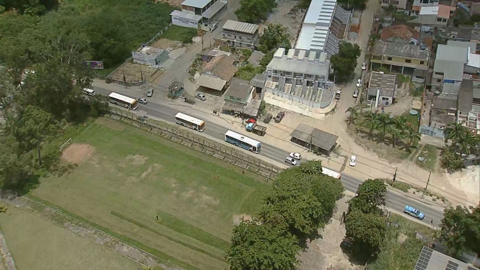 Polícia Militar precisou fazer escolta de ônibus que circulam na comunidade Grão=-Pará, em Nova Iguaçu, no início da tarde desta sexta (7) — Foto: Reprodução / TV Globo