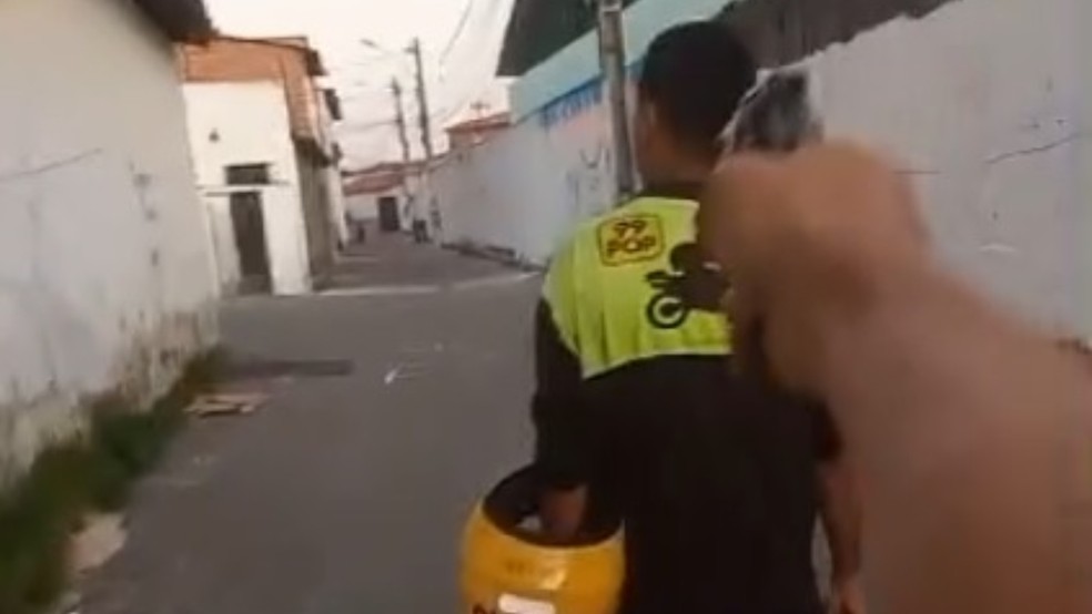 Criminosos interrogam trabalhador, 'liberam' e atiram quando ele dá as costas — Foto: Reprodução