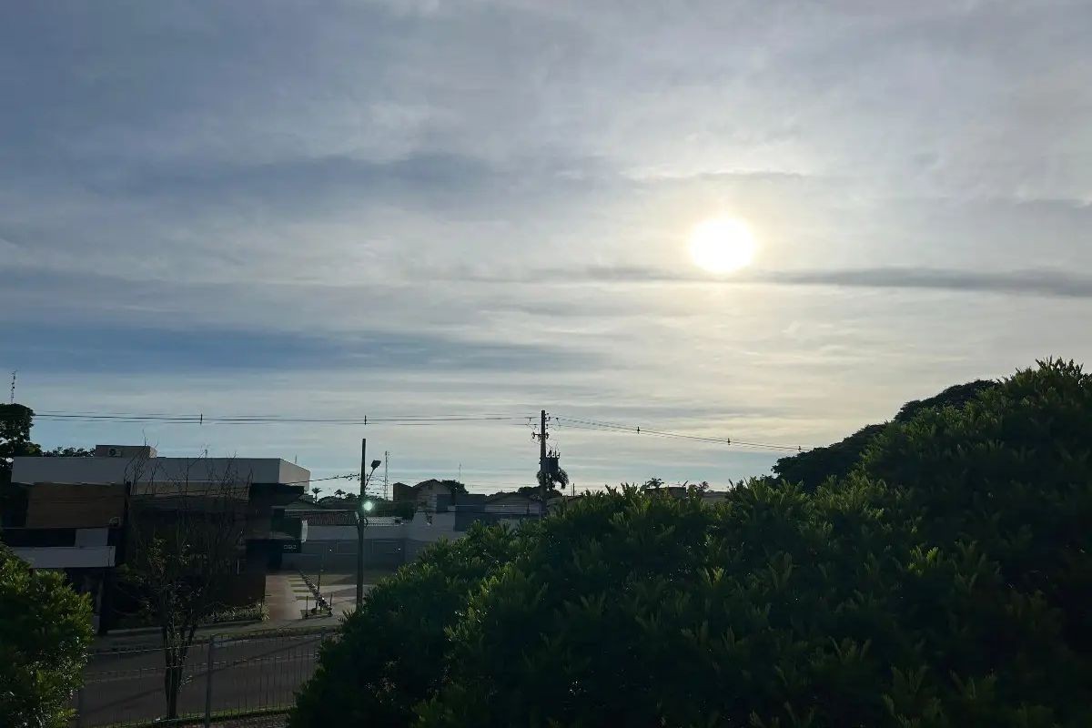 Dia começa ensolarado, mas chuva com raios e ventos é prevista para MS