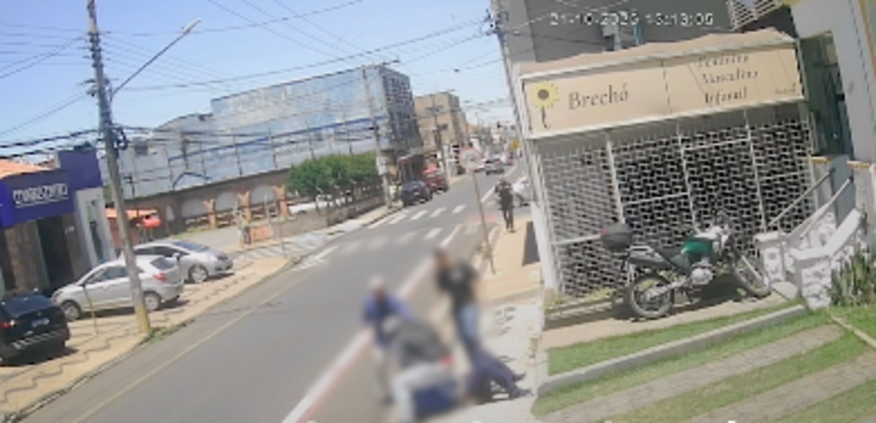 VÍDEO: Motoboy persegue e derruba suspeito de assaltar idosa no interior de SP