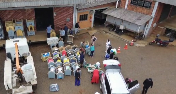 Casinhas para cachorros construídas por detentos do PR são doadas para o Rio Grande do Sul — Foto: “Projeto Pipoca”