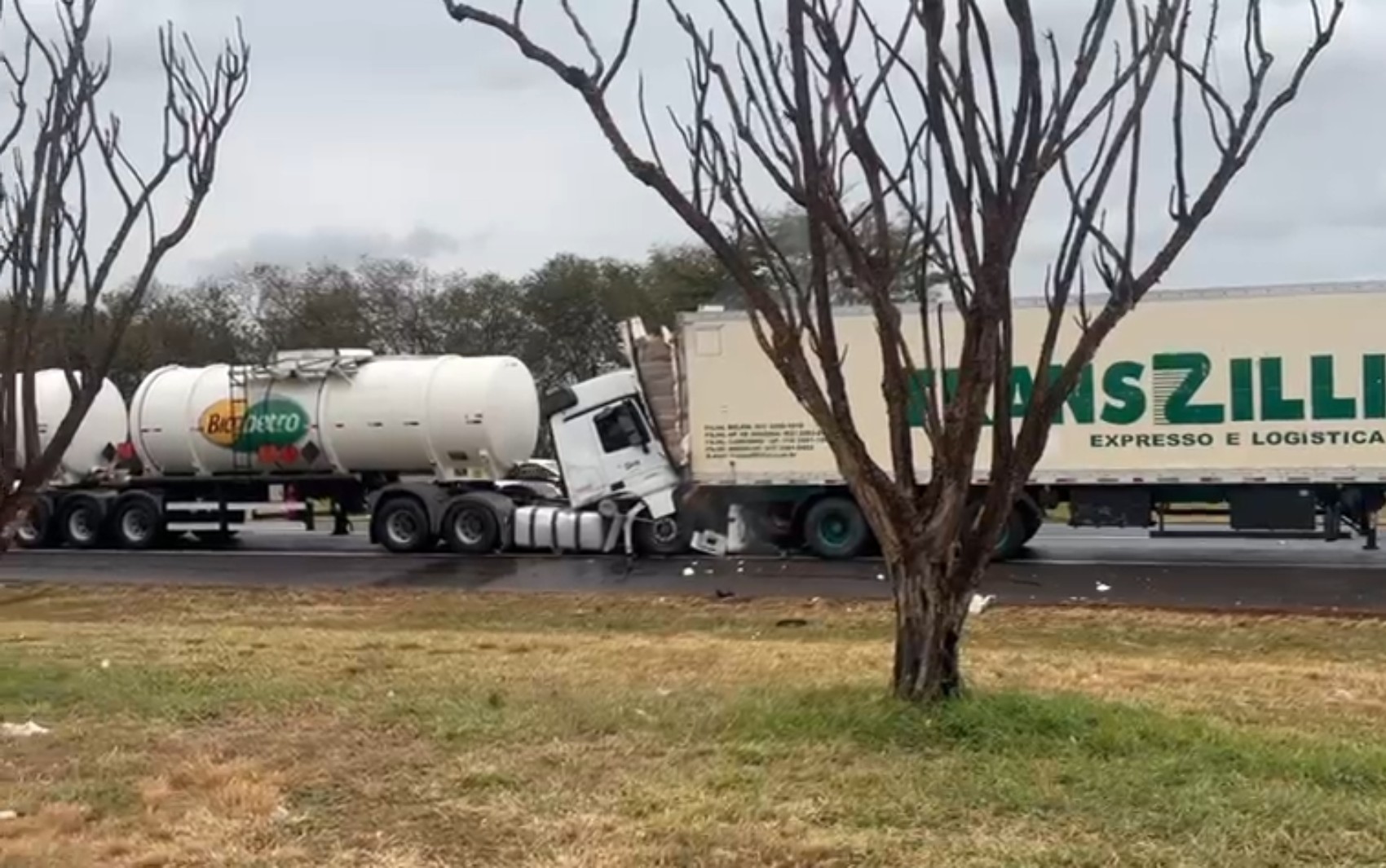 Caminhão atinge traseira de carreta na Rodovia Anhanguera, em Cravinhos, SP