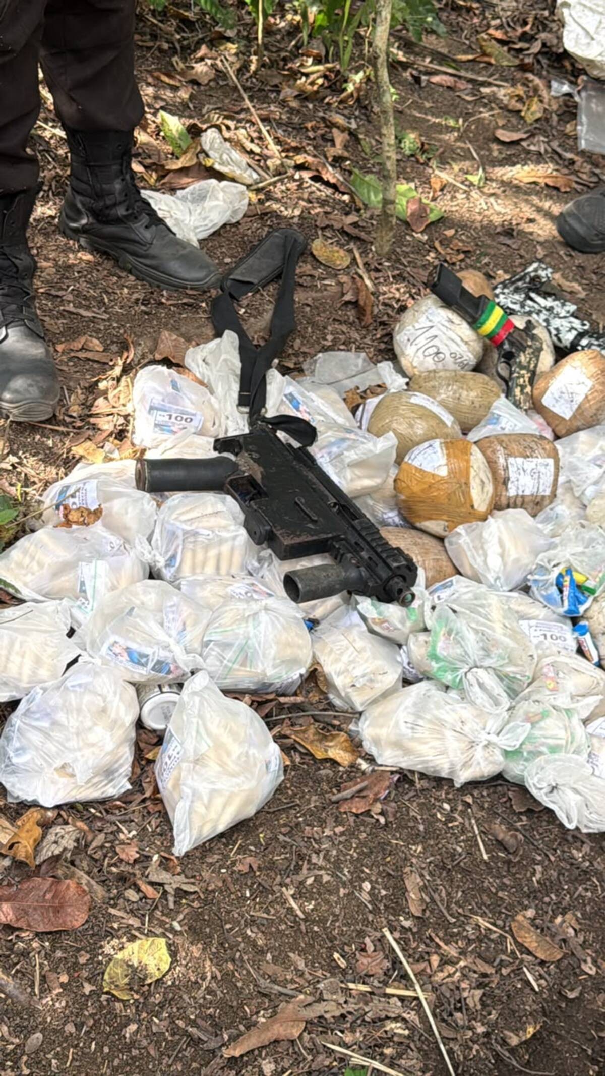Polícia Militar apreende fuzil, submetralhadora, pistola e grande quantidade de drogas em Barra Mansa