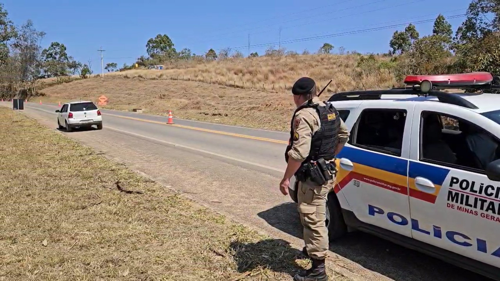 Foragido por tráfico de drogas tenta fugir e é preso após perseguição policial com tiros em Poços de Caldas, MG