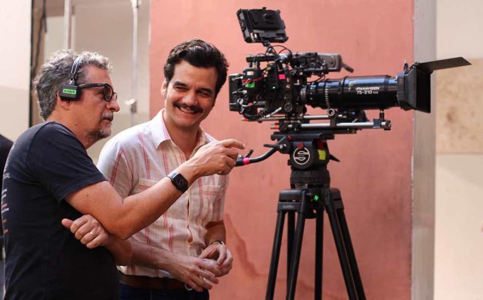 O diretor Kleber Mendonça Filho e Wagner Moura conversam nos bastidores de 'O agente secreto' — Foto: Divulgação