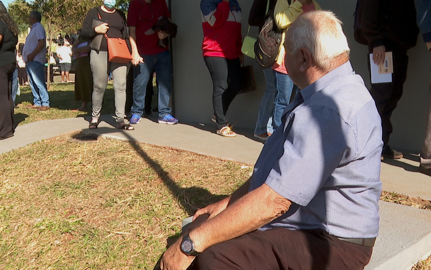 Pacientes passam mal em fila por transporte até nova sala de exames do HC de Ribeirão Preto