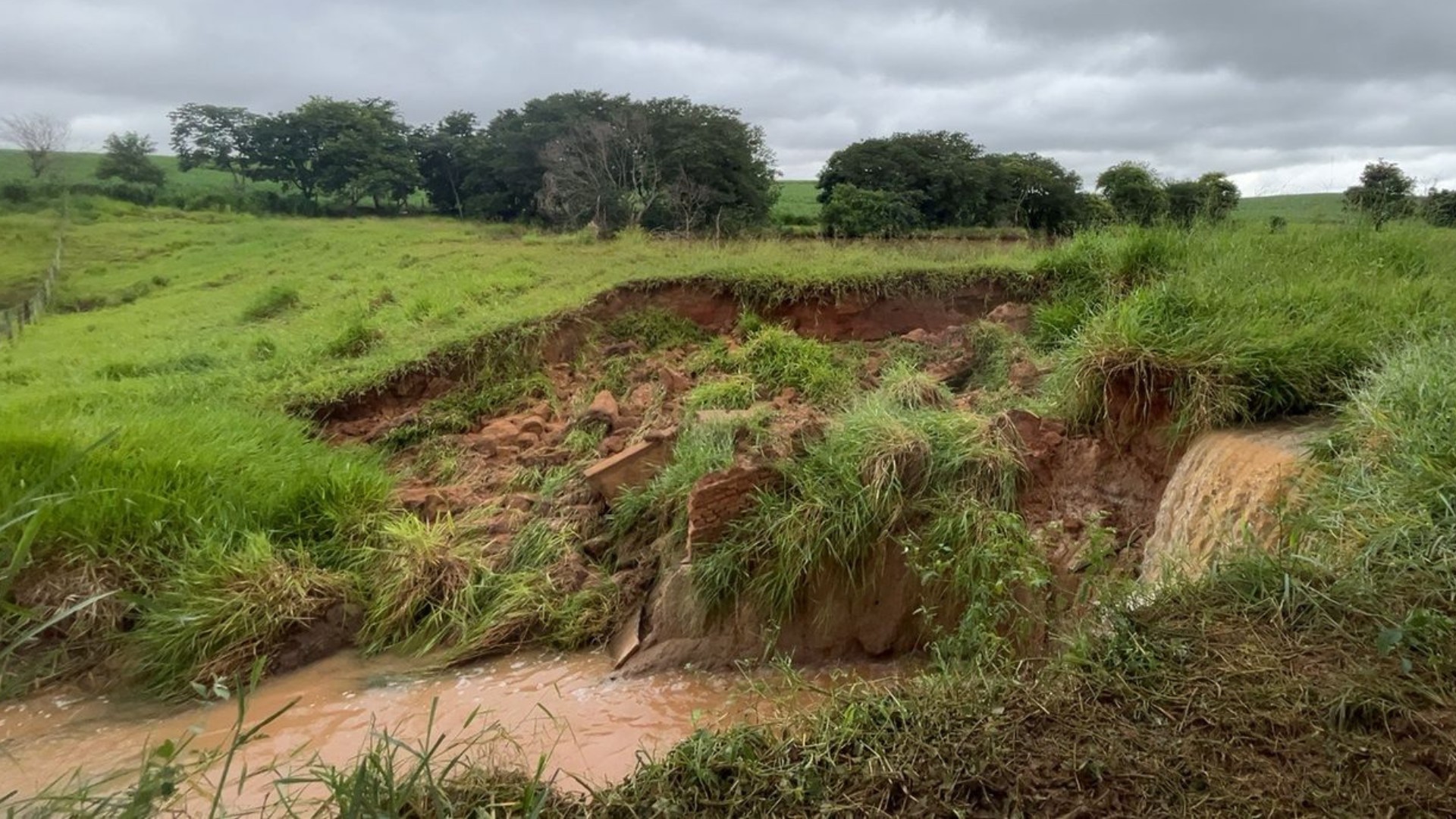 Relatório aponta comprometimento estrutural em barragem com risco de rompimento no interior de SP