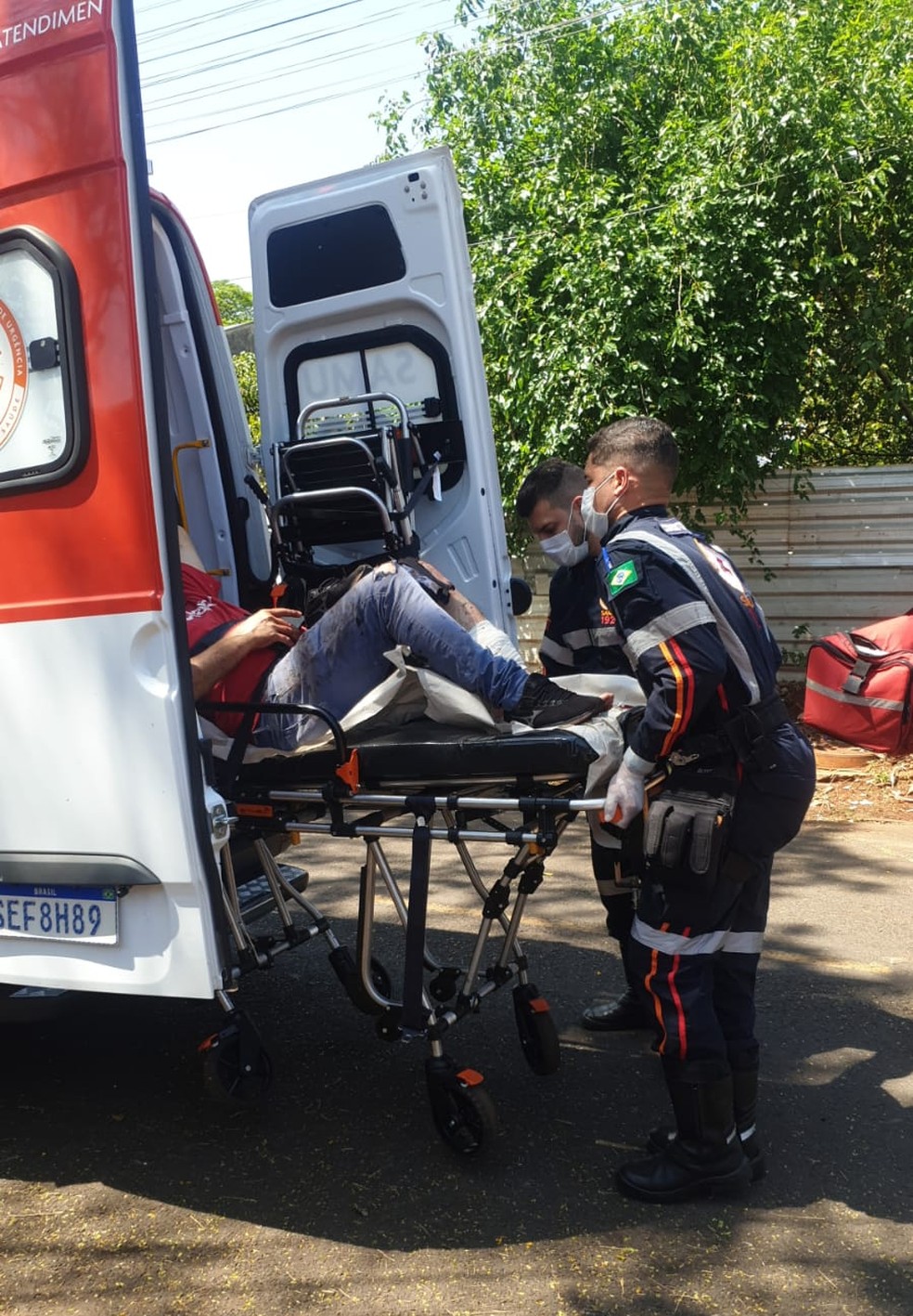 Vítima foi atendida inicialmente por moradores, que chamaram o Samu — Foto: Reprodução/Caroline Olier